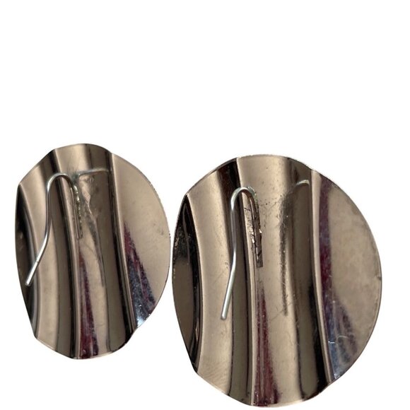 2 Pairs Of Vintage Metal Earrings Rippled Silver & Textured Silver Round Designs - Picture 4 of 9